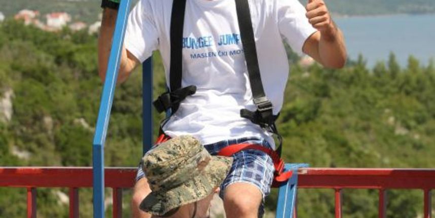 28.6.2014., Maslenica – Gimnasticar Marijo Moznik otvorio je sezonu bungee skokova s Maslenickog mosta. On je izveo dvostruki salto s uronom u more. Photo: Dino Stanin/PIXSELL