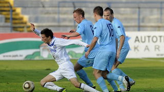 Karlovac, 051111.
Igraliste Branko Cavlovic Cavlek.
Nogometna utakmica 14.kola 1.HNL izmedju NK Karlovac i NK Zadar.
Na slici: Igor Banovic, Andrea Ottochian, Goran Paracki, Igor Novakovic.
Foto: Damir Krajac / CROPIX