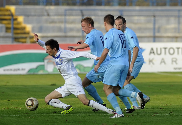 Karlovac, 051111.
Igraliste Branko Cavlovic Cavlek.
Nogometna utakmica 14.kola 1.HNL izmedju NK Karlovac i NK Zadar.
Na slici: Igor Banovic, Andrea Ottochian, Goran Paracki, Igor Novakovic.
Foto: Damir Krajac / CROPIX
