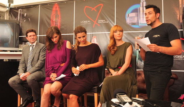 Crveni tepih Sarajevo Film Festivala danas je obojen najnovijim bojama iz jesenske L’Oreal Paris make-up kolekcije L’Or Electric ekskluzivno predstavljene na Sarajevo Film Festivalu sa zvijezdama Larinog izbora, glumicama Doris Pincic, Orneli Vistici i Ja