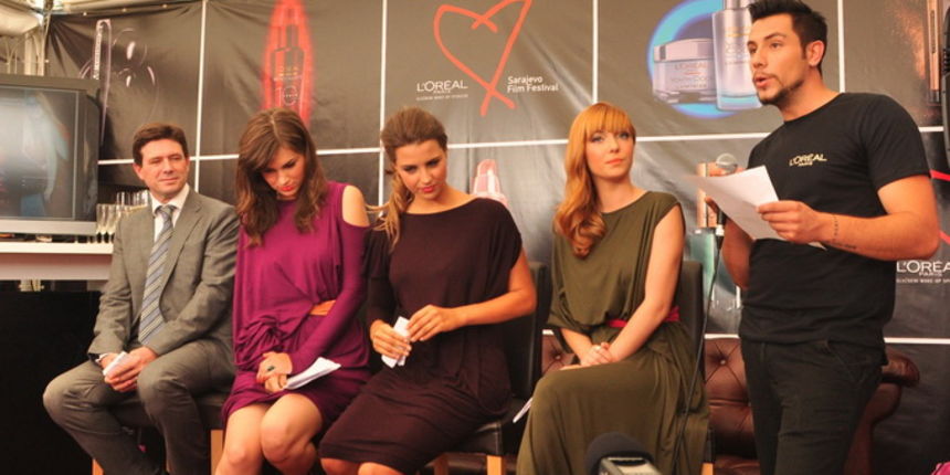 Crveni tepih Sarajevo Film Festivala danas je obojen najnovijim bojama iz jesenske L’Oreal Paris make-up kolekcije L’Or Electric ekskluzivno predstavljene na Sarajevo Film Festivalu sa zvijezdama Larinog izbora, glumicama Doris Pincic, Orneli Vistici i Ja Crveni tepih Sarajevo Film Festivala danas je obojen najnovijim bojama iz jesenske L’Oreal Paris make-up kolekcije L’Or Electric ekskluzivno predstavljene na Sarajevo Film Festivalu sa zvijezdama Larinog izbora, glumicama Doris Pincic, Orneli Vistici i Ja