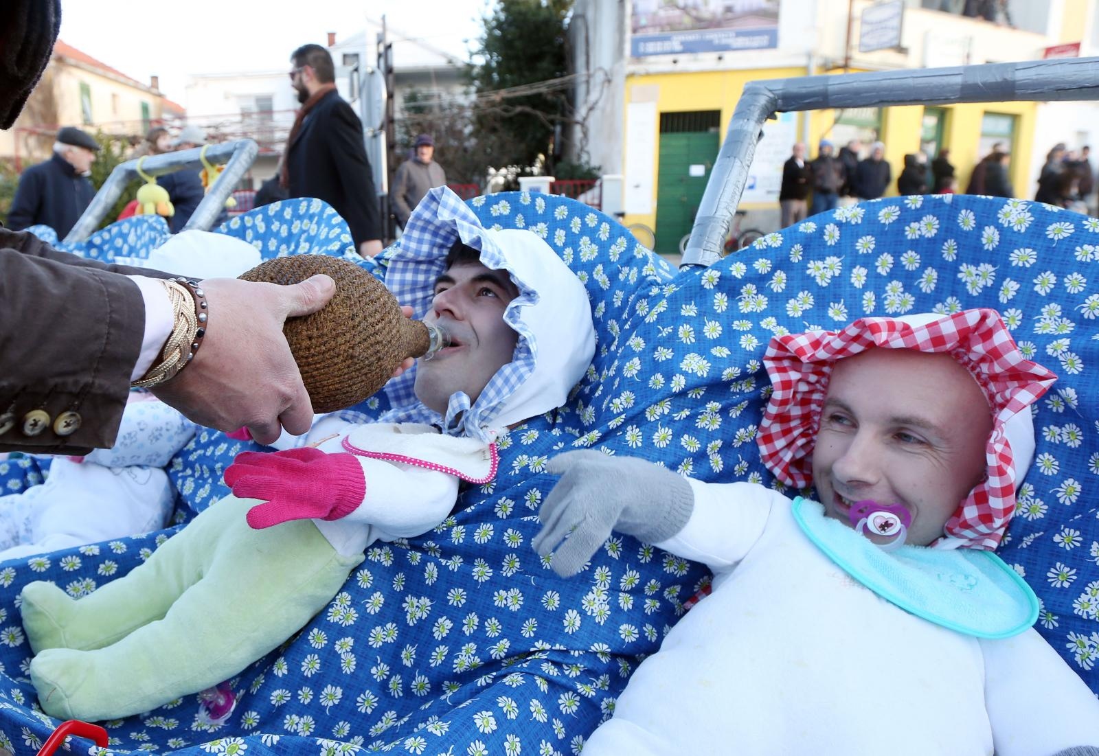 Murter: Maškarana povorka Velike Bake