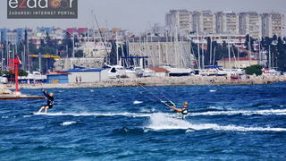 Guštanje surfera u jakom jugu Guštanje surfera u jakom jugu