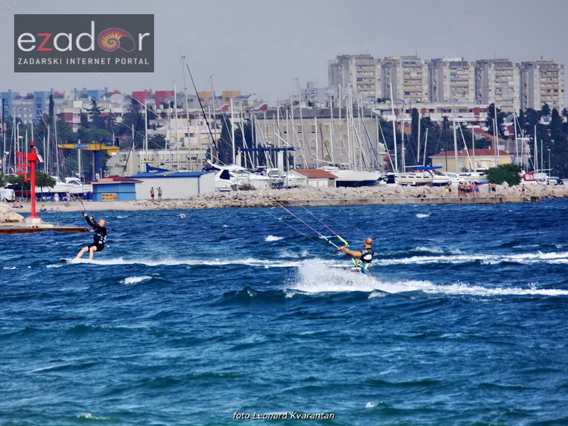 Guštanje surfera u jakom jugu Guštanje surfera u jakom jugu