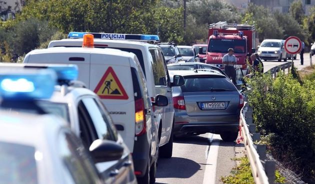 Na cesti D-8 kod ulaza u Pirovac dogodila se teska prometna nesreca u sudaru dva osobna automobila ozljedjeno 6 osoba. Ozlijedjeni su prebaceni u OB u Sibeniku, ocevid je u tijeku a promet se odvija uz regulaciju prometne policije jednom trakom naizmjenic