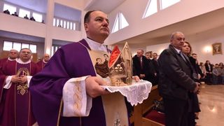 Kistanje: Zadarski nadbiskup Želimir Puljić blagoslovio relikvije sv. Nikole. Foto: Hrvoje Jelavić/PIXSELL Kistanje: Zadarski nadbiskup Želimir Puljić blagoslovio relikvije sv. Nikole. Foto: Hrvoje Jelavić/PIXSELL