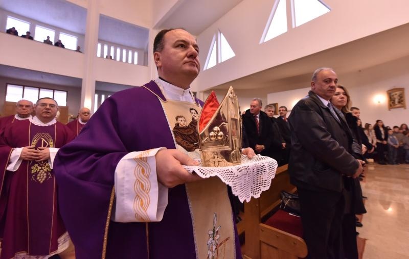 Kistanje: Zadarski nadbiskup Želimir Puljić blagoslovio relikvije sv. Nikole. Foto: Hrvoje Jelavić/PIXSELL Kistanje: Zadarski nadbiskup Želimir Puljić blagoslovio relikvije sv. Nikole. Foto: Hrvoje Jelavić/PIXSELL