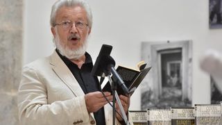 U lozi Narodnog muzeja otvorena je izlozba plakata, fotografija i kostima Zadarskog plesnog ansambla, najstarijeg ansambla suvremenog plesa u Dalmaciji. Izlozba je vezana uz proslavu Dana obrane grada Zadra i 25. godisnjice od osnutka Zadarskog plesnog an