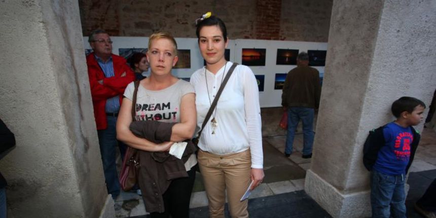 Humanitarna izlozba za pomoc tesko bolesnoj mladoj zadranki Ani Pavic i njenoj kceri Aurori. Zadarski fotografi amateri i profesionalci njih 37 odazvali su se ovoj akciji doniravsi fotografije, Foto: Željko Mršić/PIXSELL Humanitarna izlozba za pomoc tesko bolesnoj mladoj zadranki Ani Pavic i njenoj kceri Aurori. Zadarski fotografi amateri i profesionalci njih 37 odazvali su se ovoj akciji doniravsi fotografije, Foto: Željko Mršić/PIXSELL