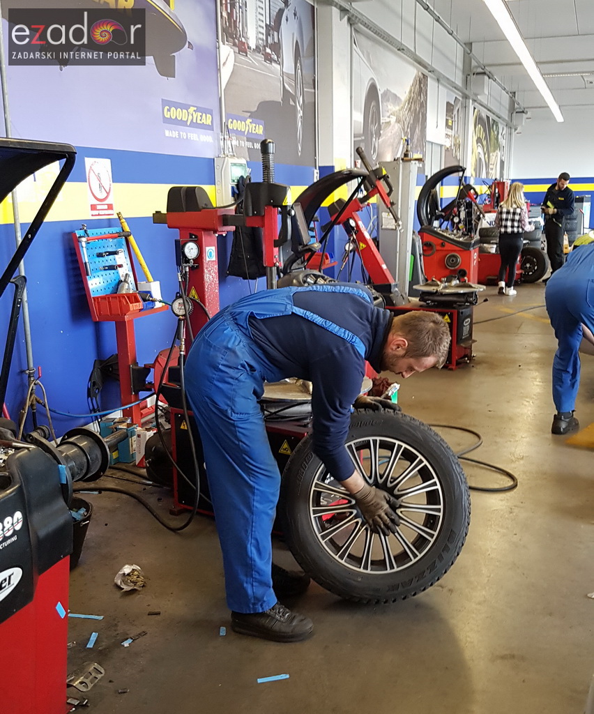 Zadrani pohrlili na izmjenu ljetnih sa zimskim gumama Zadrani pohrlili na izmjenu ljetnih sa zimskim gumama