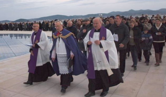 Križni put vjernika Zadarske nadbiskupije prošao zadarskom rivom