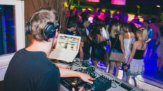 DJ Andrologic @ Cocktail bar Mango, 11.7.2015. (foto: Ivan Toman) DJ Andrologic @ Cocktail bar Mango, 11.7.2015. (foto: Ivan Toman)