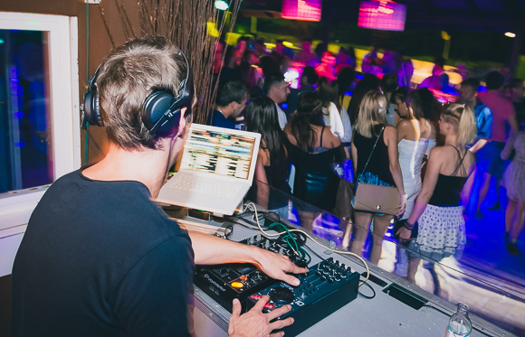 DJ Andrologic @ Cocktail bar Mango, 11.7.2015. (foto: Ivan Toman) DJ Andrologic @ Cocktail bar Mango, 11.7.2015. (foto: Ivan Toman)