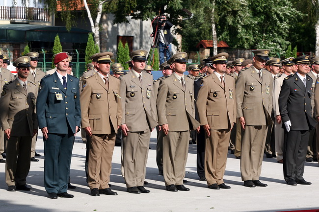 Vukovar, 250610.
U povodu Dana drzavnosti Republike Hrvatske obiljezen  zavrsetak skolovanja polaznika vojnih skola za potrebe Oruzanih snaga. Na fotografiji postrojeni polaznici vojnih skola.
Foto: Damir Glibusic / CROPIX