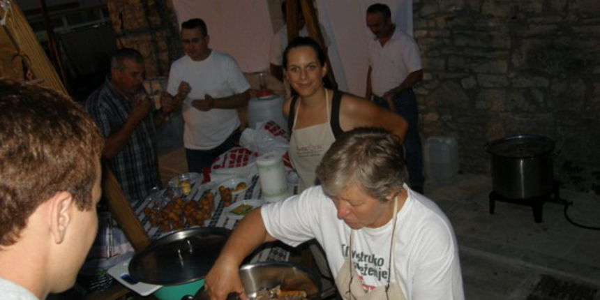 “Beeenkovac – janjetina & jaretina” jedinstven gastro događaj u Benkovcu “Beeenkovac – janjetina & jaretina” jedinstven gastro događaj u Benkovcu