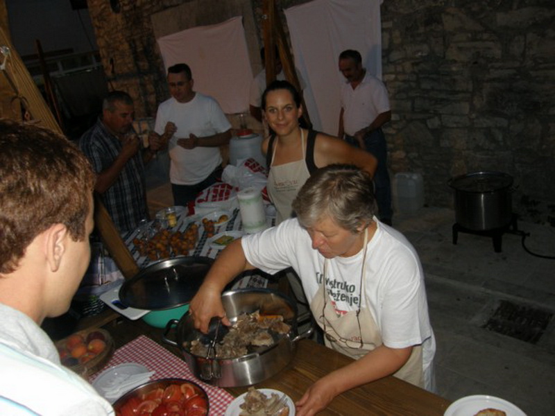 “Beeenkovac – janjetina & jaretina” jedinstven gastro događaj u Benkovcu “Beeenkovac – janjetina & jaretina” jedinstven gastro događaj u Benkovcu