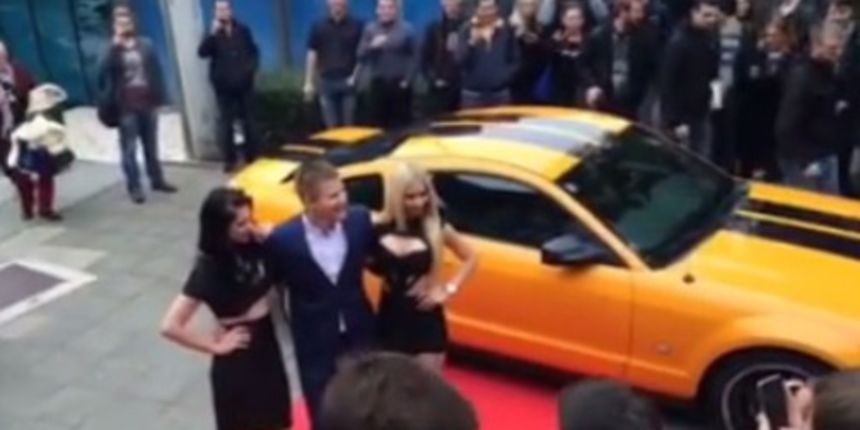 Toni Barić s mustangom i dvjema djevojkama stigao na podjelu diploma, screen:youtube