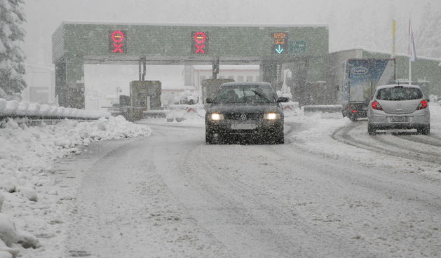 Gorski kotar, 031109. U Gorskom kotaru od nocas pada snijeg koji se zadrzava na kolniku. Za sada nije uzrokovao vece probleme u prometu. Na slici: autocesta Rijeka – Zagreb, naplatne kucice  Delnice. Foto: Tea Cimas / Cropix