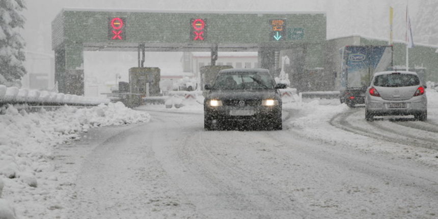 Gorski kotar, 031109. U Gorskom kotaru od nocas pada snijeg koji se zadrzava na kolniku. Za sada nije uzrokovao vece probleme u prometu. Na slici: autocesta Rijeka – Zagreb, naplatne kucice  Delnice. Foto: Tea Cimas / Cropix