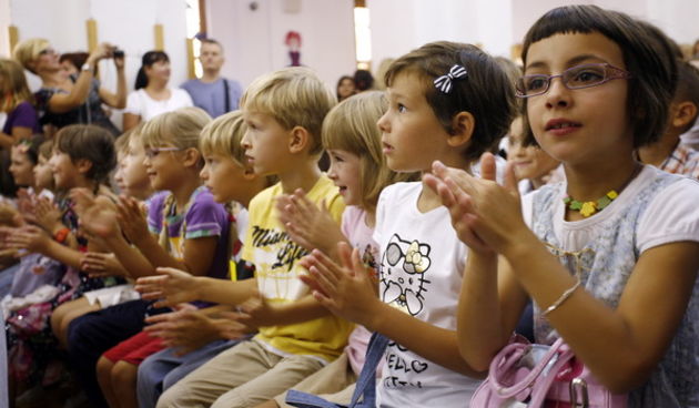 Rijeka, 030912.Učenici, djeca, škola Na prvi dan nastave ministar obrazovanja Zeljko Jovanovic sa suradnicima obisao je brojne skole, medju ostalima i Osnovnu skolu – Scuola elementare Dolac u Rijeci. Nakon susreta sa ravnateljicom i nastavnicima te obila