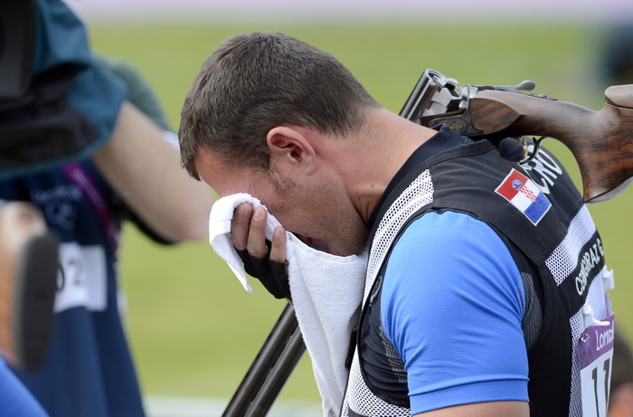 London, 060812.
Hrvatski strijelci Anton Glasnovic i Giovanni Cernogoraz u finalu trapa tijekom Olimpijskih Igara u Londonu.
Na fotografiji: Giovanni Cernogoraz osvojio je zlato.
Foto: Drago Sopta / CROPIX