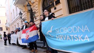 Ispred zgrade Županijskog suda održan skup podrške Stipi Petrini kojeg tuži sutkinja Maja Šupe Ispred zgrade Županijskog suda održan skup podrške Stipi Petrini kojeg tuži sutkinja Maja Šupe