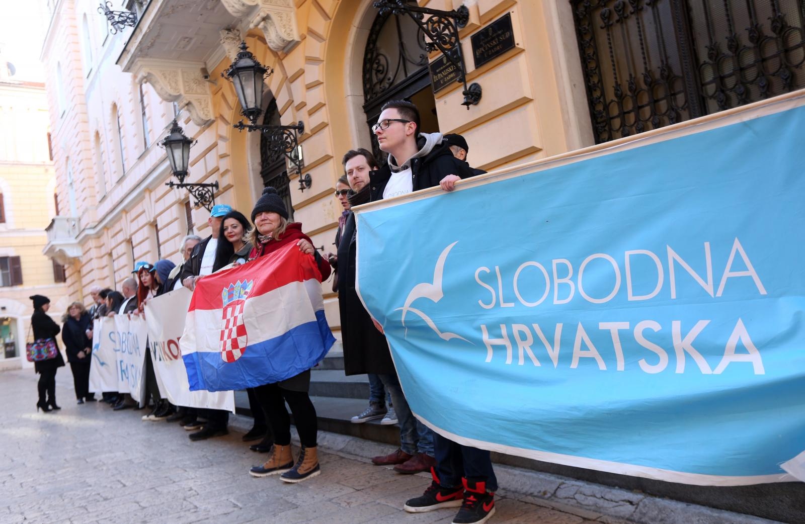 Ispred zgrade Županijskog suda održan skup podrške Stipi Petrini kojeg tuži sutkinja Maja Šupe Ispred zgrade Županijskog suda održan skup podrške Stipi Petrini kojeg tuži sutkinja Maja Šupe