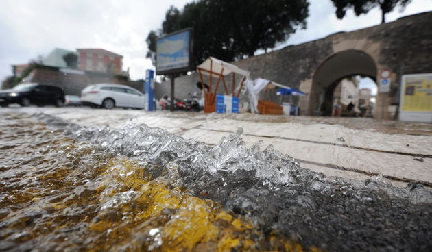 Zadar, 010912
Nakon visemjesecne suse u Zadru se u subotu ujutro dogodio potop. Kisa je uz povremenu jaku grmljavinu pocela padati pred zoru, oko pet sati i jos nije prestala padati. Ogromne kolicine kise prekrile su prometnice na godinama poznatim kritic