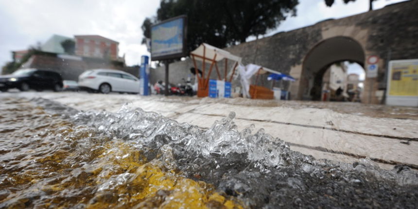 Zadar, 010912
Nakon visemjesecne suse u Zadru se u subotu ujutro dogodio potop. Kisa je uz povremenu jaku grmljavinu pocela padati pred zoru, oko pet sati i jos nije prestala padati. Ogromne kolicine kise prekrile su prometnice na godinama poznatim kritic