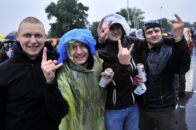 Zagreb, 160510.
Hipodrom.
Koncert heavy metal grupe Metallica.
Na slici: Publika prije koncerta.
Foto: Boris Kovacev / CROPIX