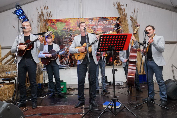 Jelena Rozga oduševila je brojnu publiku drugog dana Jarun Piknik Festivala. Nirvana kao i stari Jelenini hitovi rasplesali su tisuće posjetitelja na Otoku hrvatske mladeži