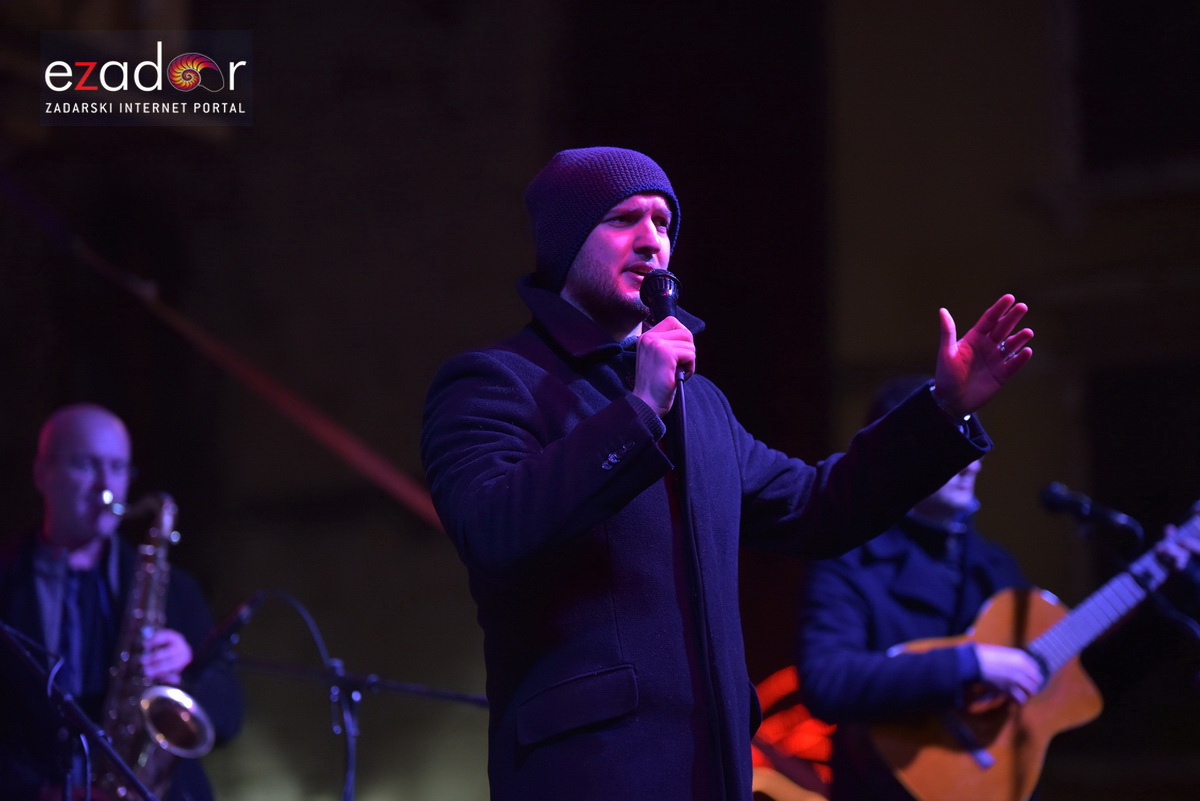 Tisuće Zadrana uživalo na krcatom Narodnom trgu i Tgu Petra Zoranića uz Tomislava Bralića i klapu Intrade Tisuće Zadrana uživalo na krcatom Narodnom trgu i Tgu Petra Zoranića uz Tomislava Bralića i klapu Intrade