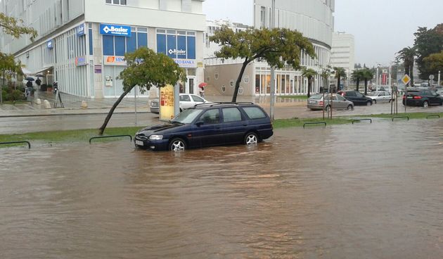 Obilna kiša stvorila probleme u zemlji, vjetar otežava promet, foto: facebook