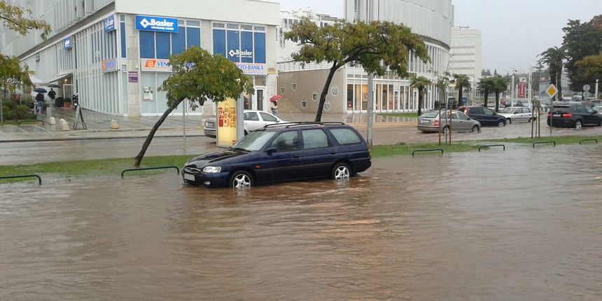 Obilna kiša stvorila probleme u zemlji, vjetar otežava promet, foto: facebook Obilna kiša stvorila probleme u zemlji, vjetar otežava promet, foto: facebook