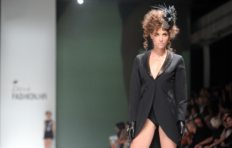 Zagreb, 290911.
Velesajam, paviljon 5.
Modne revije i poznati na Dove Fashion.hr proljece ljeto 2012. Prvi dan su izlagali kreatori Ivica Skoko, Martina Felja, AMDS by ALDUK i IK STUDIO.
Na slici: kreacije Ivica Skoko.
Foto: Srdjan Vrancic / CROPIX Zagreb, 290911.
Velesajam, paviljon 5.
Modne revije i poznati na Dove Fashion.hr proljece ljeto 2012. Prvi dan su izlagali kreatori Ivica Skoko, Martina Felja, AMDS by ALDUK i IK STUDIO.
Na slici: kreacije Ivica Skoko.
Foto: Srdjan Vrancic / CROPIX