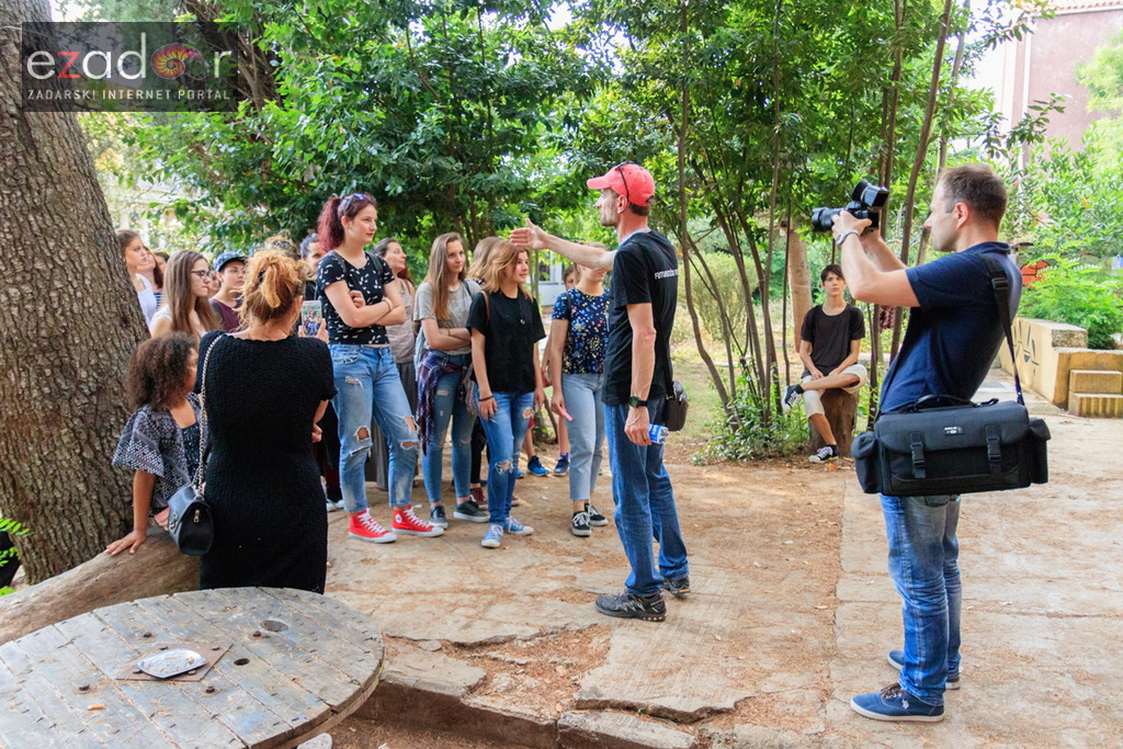 Simboličnim rušenjem zida započeo je urbani festival KvartArt na Voštarnici