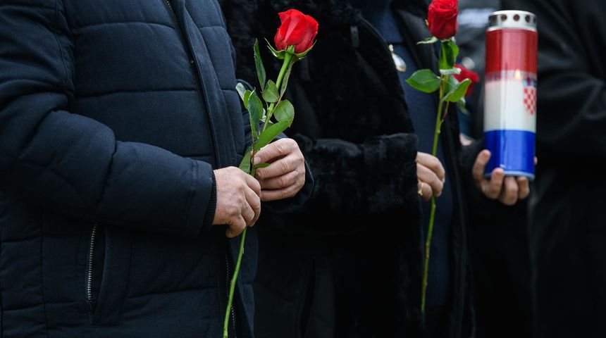 Zadar: Odavanje počasti kod spomenika hrvatskim braniteljima povodom obljetnice VRO Maslenica Zadar: Odavanje počasti kod spomenika hrvatskim braniteljima povodom obljetnice VRO Maslenica