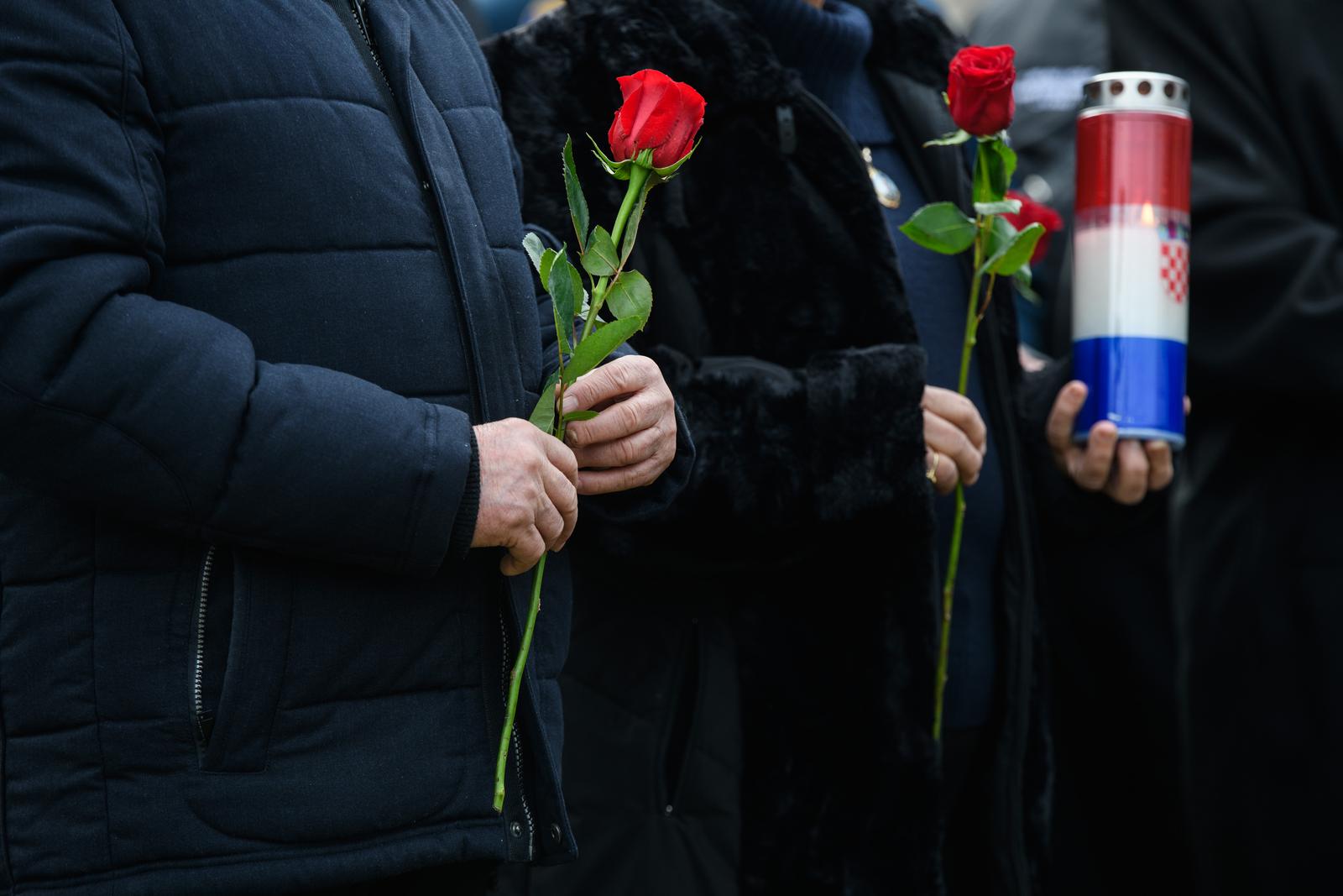 Zadar: Odavanje počasti kod spomenika hrvatskim braniteljima povodom obljetnice VRO Maslenica Zadar: Odavanje počasti kod spomenika hrvatskim braniteljima povodom obljetnice VRO Maslenica