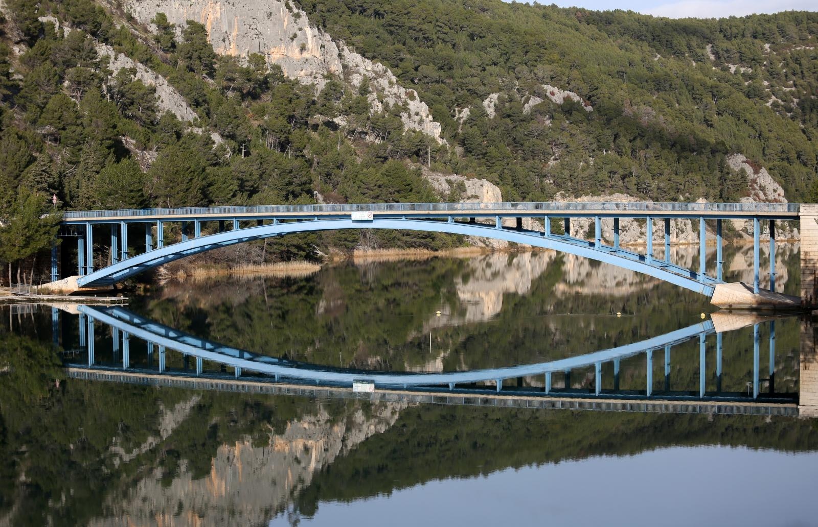 Skradin romantičan mediteranski grad na desnoj obali rijeke Krke Skradin romantičan mediteranski grad na desnoj obali rijeke Krke