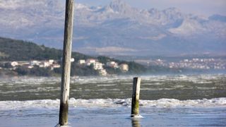 Jaka bura na zadarskom području otežava cestovni i pomorski promet, foto: Dino STanin/PIXSELL Jaka bura na zadarskom području otežava cestovni i pomorski promet, foto: Dino STanin/PIXSELL