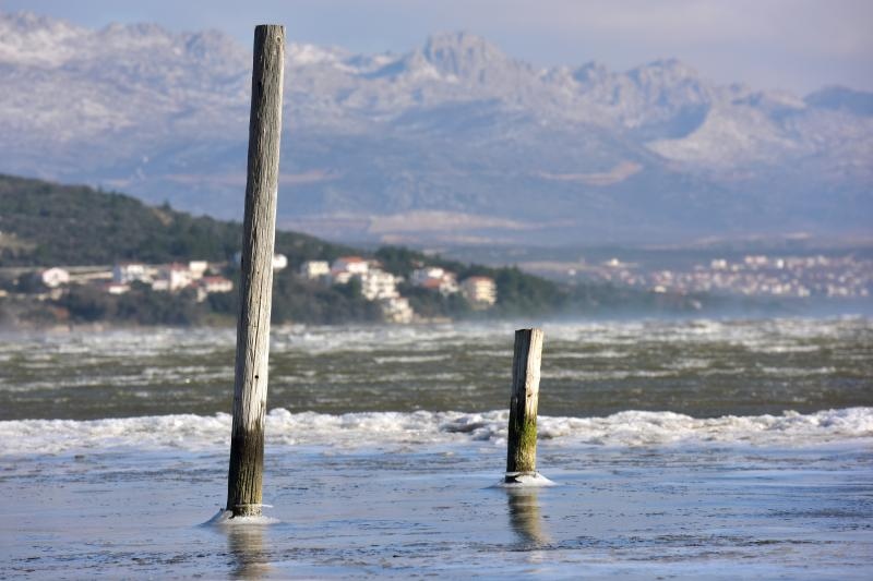 Jaka bura na zadarskom području otežava cestovni i pomorski promet, foto: Dino STanin/PIXSELL Jaka bura na zadarskom području otežava cestovni i pomorski promet, foto: Dino STanin/PIXSELL