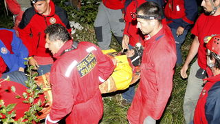 Gracac, 170711.
Speleologu Tomislavu V. (37) koji je s kolegom u nedjelju istrazivao jamu Kita Gacesina kod Gracaca je pozlilo te je pao u, kako se doznaje, dijabeticku komu koja ga je uhvatila u snu. Ostao je lezati na 362 metra dubine. Rijec je o muskar Gracac, 170711.
Speleologu Tomislavu V. (37) koji je s kolegom u nedjelju istrazivao jamu Kita Gacesina kod Gracaca je pozlilo te je pao u, kako se doznaje, dijabeticku komu koja ga je uhvatila u snu. Ostao je lezati na 362 metra dubine. Rijec je o muskar