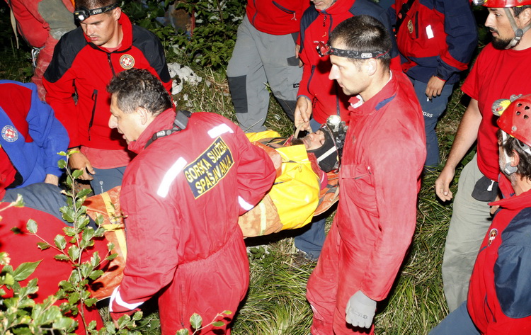 Gracac, 170711.
Speleologu Tomislavu V. (37) koji je s kolegom u nedjelju istrazivao jamu Kita Gacesina kod Gracaca je pozlilo te je pao u, kako se doznaje, dijabeticku komu koja ga je uhvatila u snu. Ostao je lezati na 362 metra dubine. Rijec je o muskar Gracac, 170711.
Speleologu Tomislavu V. (37) koji je s kolegom u nedjelju istrazivao jamu Kita Gacesina kod Gracaca je pozlilo te je pao u, kako se doznaje, dijabeticku komu koja ga je uhvatila u snu. Ostao je lezati na 362 metra dubine. Rijec je o muskar