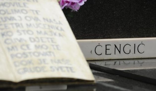 Ervenik: Na obiteljskoj grobnici obilježena 23. obljetnica stradanja obitelji Čengić, foto: Hrvoje Jelavić/PIXSELL