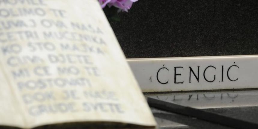 Ervenik: Na obiteljskoj grobnici obilježena 23. obljetnica stradanja obitelji Čengić, foto: Hrvoje Jelavić/PIXSELL Ervenik: Na obiteljskoj grobnici obilježena 23. obljetnica stradanja obitelji Čengić, foto: Hrvoje Jelavić/PIXSELL