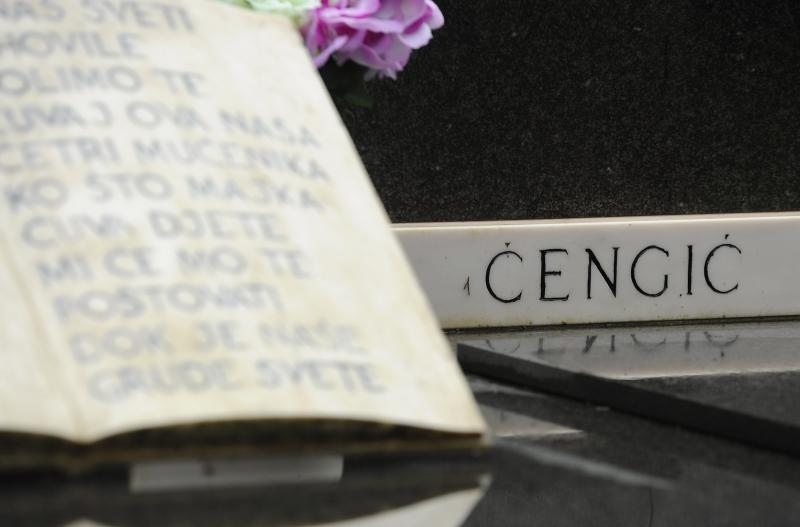 Ervenik: Na obiteljskoj grobnici obilježena 23. obljetnica stradanja obitelji Čengić, foto: Hrvoje Jelavić/PIXSELL