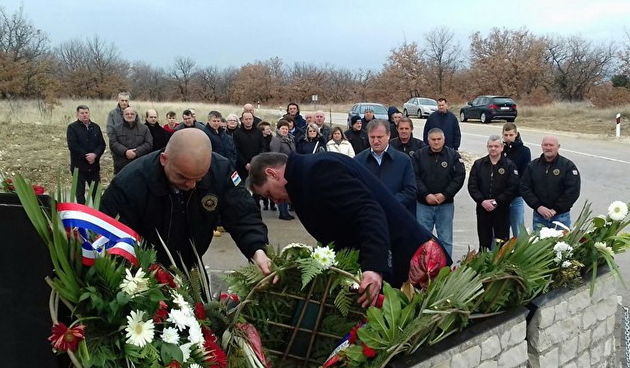 Branko Dukić položio vijenac i upalio svijeću u Kašiću