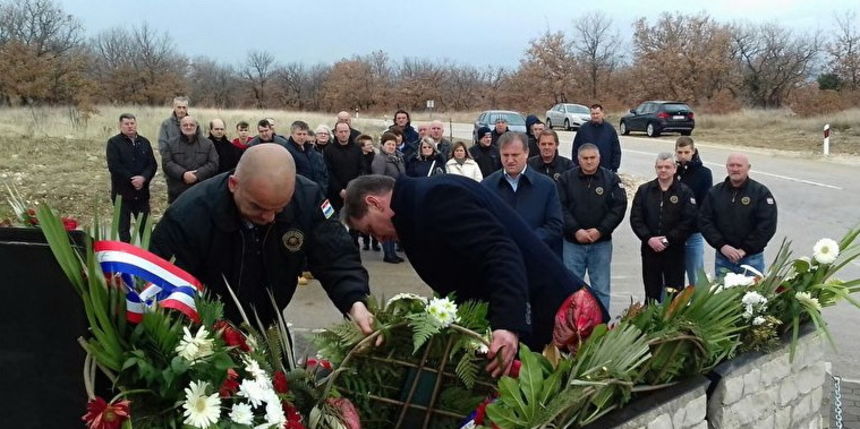 Branko Dukić položio vijenac i upalio svijeću u Kašiću Branko Dukić položio vijenac i upalio svijeću u Kašiću