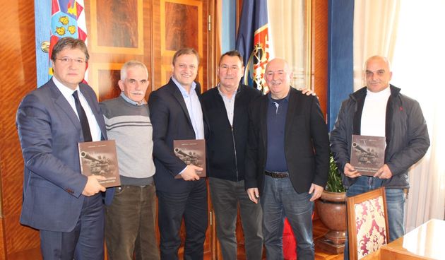 Autori monografije o 112. brigade na svečanom prijemu kod gradonačelnika Branka Dukića