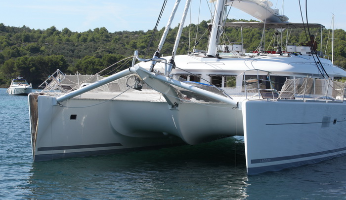 Zadar, 110810.
Katamaran marke Lagoon 620 popodne je jarbolom zapeo za dalekovod u prolazu mali Zdrelac izmedju otoka Ugljan i Pasman. Zatim se jarbolom naslonio na most koji je visine 16,5 metara. Zice dalekovoda su pukle i pale u more a brod je znatno o Zadar, 110810.
Katamaran marke Lagoon 620 popodne je jarbolom zapeo za dalekovod u prolazu mali Zdrelac izmedju otoka Ugljan i Pasman. Zatim se jarbolom naslonio na most koji je visine 16,5 metara. Zice dalekovoda su pukle i pale u more a brod je znatno o